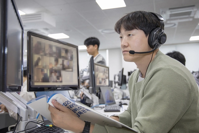 경기 수원 삼성전자 인재개발원에서 작년 10월 감독관이 삼성직무적성검사(GSAT) 응시자를 대상으로 예비 소집을 진행하고 있다. 삼성전자 제공