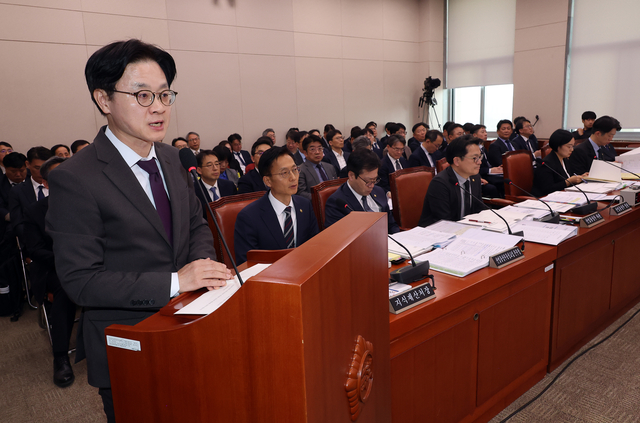 김정관 산업통상부 장관이 9일 국회에서 열린 산업통상자원중소벤처기업위원회 전체회의에서 발언하고 있다. [연합뉴스]