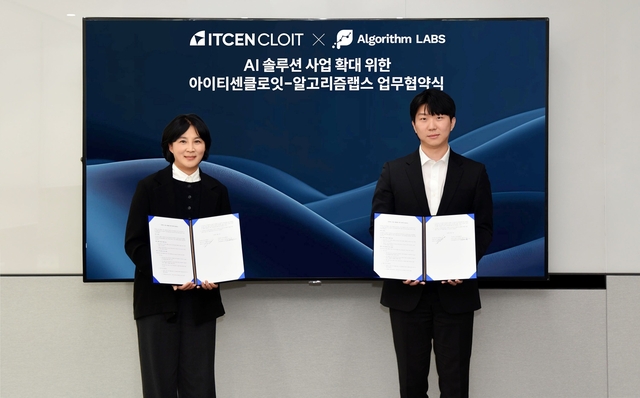 김우성(왼쪽) 아이티센클로잇 대표와 손진호 알고리즘랩스 대표가 AI 솔루션 사업 확대를 위한 협약을 체결하고 기념촬영하고 있다. 아이티센클로잇 제공