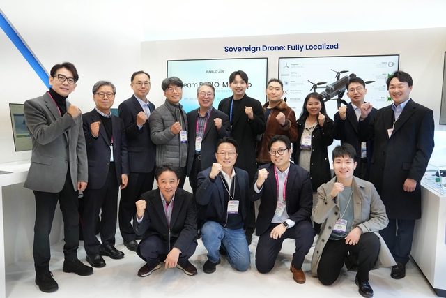 파블로항공이 지난달 26일 DSK 2026에 마련한 전시 부스에서 ‘소버린 드론’ 개발을 위한 ‘팀 파블로’ 프로젝트를 론칭하고 11개 주요 부품 기업들과 첫 밋업 행사를 진행했다. 팀 파블로 관계자들이 기념사진을 찍고 있다. 파블로항공 제공