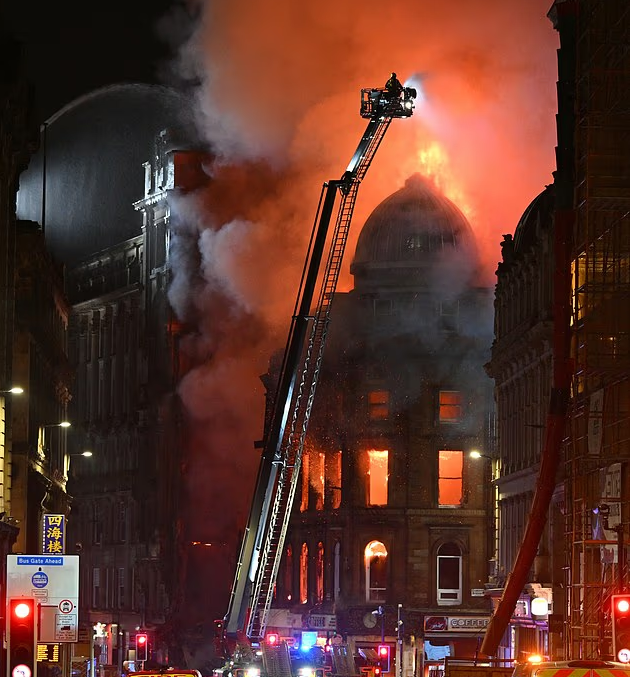 지난 8일(현지시간) 오후 스코틀랜드에서 가장 붐비는 글래스고 센트럴역에서 유니언 스트리트에 있는 전자담배 가게에서 발생한 화재 현장의 모습. [데일리메일 캡처]