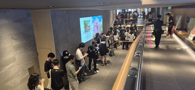 컬래버 카페에 들어가려는 서브컬처 팬들이 줄 서 대기하고 있다. 애니플러스 제공
