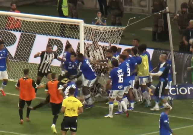 브라질 축구서 집단 난투극…전 국가대표 헐크 포함 23명 퇴장