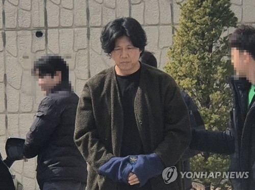 영장심사 출석하는 시나위 보컬 김바다  [연합뉴스]