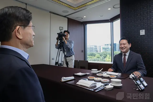 장동혁(오른쪽) 국민의힘 당대표가 지난 2025년 9월 23일 서울 여의도의 한 식당에서 제21대 대선후보이자 8월 전당대회 당대표 결선 경쟁자였던 김문수(왼쪽) 전 고용노동부 장관을 만나 대화하고 있다.[국민의힘 홈페이지 사진]