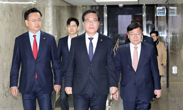 송언석(가운데) 국민의힘 원내대표와 유상범(왼쪽) 원내운영수석부대표, 정점식 정책위의장이 10일 국회에서 열린 원내대책회의에 입장하고 있다. [연합뉴스]