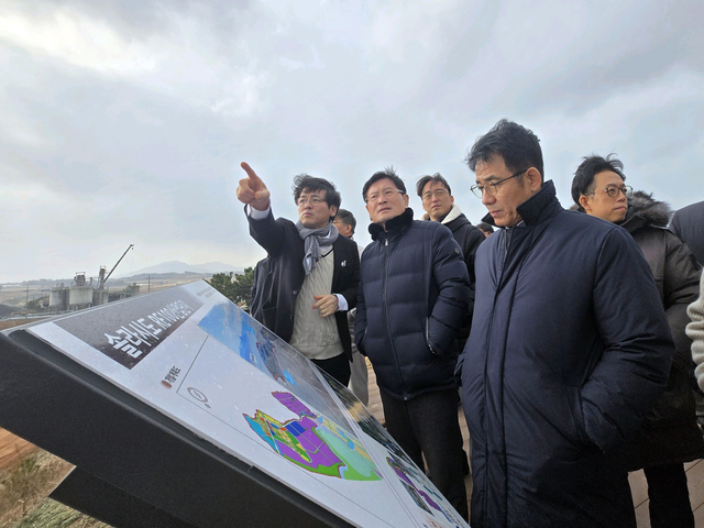 삼성SDS 컨소시엄 설립위원들이 지난 1월 전남 해남 국가AI컴퓨팅센터 예정 부지를 점검하고 있다. 삼성SDS 제공