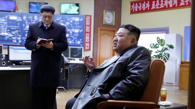 북한 김정은 국무위원장이 지난 3월 1일 상원세멘트연합기업소를 방문해 종업원들에게 격려 연설을 하고 중앙조종실에서 세멘트 생산 실태를 점검했다고 조선중앙TV가 2일 보도했다.[조선중앙TV 화면·연합뉴스]