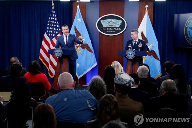 피트 헤그세스 국방장관(왼쪽)과 댄 케인 합참의장. 로이터=연합뉴스