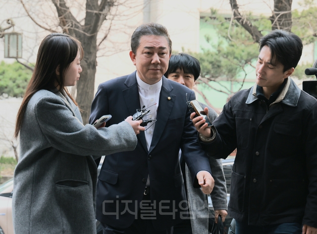 공천 헌금 수수 등 13가지 의혹으로 수사를 받는 김병기 무소속 의원이 11일 3차 조사를 받기 위해 마포구 서울경찰청 공공범죄수사대로 출석하고 있다. 박동욱 기자 fufus@