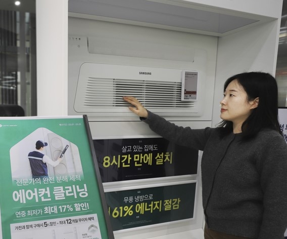 롯데하이마트 매장에서 모델이 안심 케어 세일 행사를 알리고 있다. [롯데하이마트 제공]