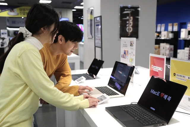 노트북 매장을 소비자들이 살펴보고 있다. 이마트 제공