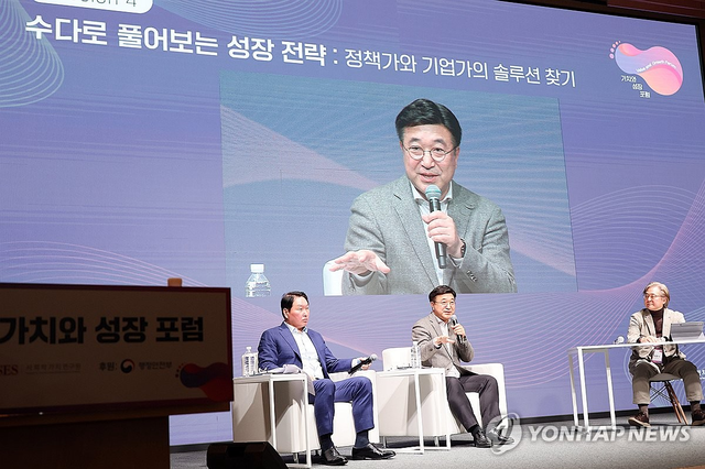 최태원 SK그룹 회장과 윤호중 행정안전부 장관이 지난 10일 서울 강남구 한국고등교육재단 컨퍼런스홀에서 열린 ‘2026 가치와 성장 포럼’에서 대담을 하고 있다. 연합뉴스