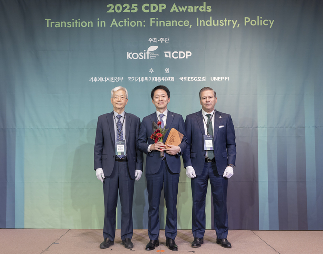 장지인(왼쪽부터) CDP 한국위원회 위원장, 김태형 IBK기업은행 경영전략그룹장, 호세 오르도네스 CDP Global APAC 총괄 대표가 지난 10일 서울 중구 앰배서더 서울 풀만 호텔에서 기념촬영을 하고 있다. [기업은행 제공]