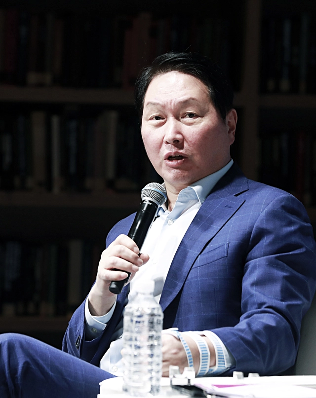 최태원 SK그룹 회장이 지난 10일 서울 강남구 한국고등교육재단 컨퍼런스홀에서 열린 ‘2026 가치와 성장 포럼’에서 윤호중 행정안전부 장관과 대담을 하고 있다. 사회적가치연구원 제공