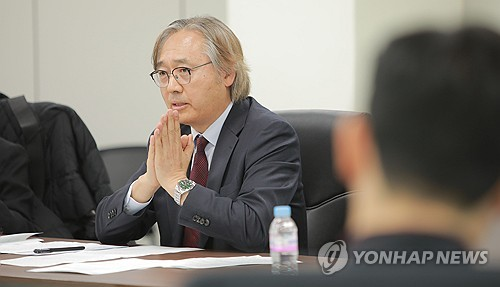 국무총리 산하 검찰개혁추진단 박찬운 자문위원장이 지난해 12월 4일 서울 종로구 정부서울청사 창성동 별관에서 열린 기자간담회에서 발언하고 있다.  [검찰개혁추진단 제공=연합뉴스]