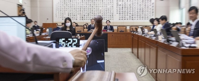 김정관(오른쪽) 산업통상부 장관과 이형일 재정경제부 1차관이 11일 국회 법제사법위원회 전체회의에서 대미투자특별법 처리를 지켜보고 있다. 연합뉴스