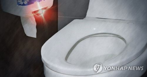화장실 몰카 *사진 합성으로 만든 이미지  [연합뉴스]