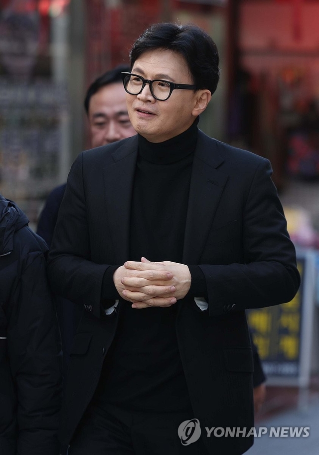 한동훈 전 국민의힘 대표가 지난달 25일 오후 대구 중구 교동을 찾아 거리를 살펴보고 있다. 연합뉴스