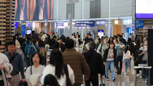 여행객으로 붐비는 인천공항 [연합뉴스]