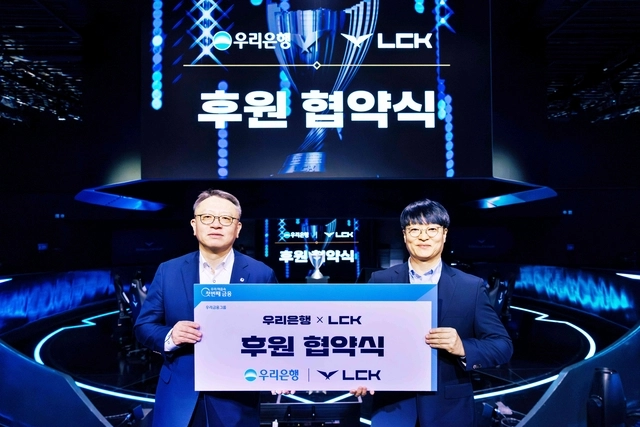 정진완(왼쪽) 우리은행장과 조혁진 라이엇 게임즈 한국 대표가 지난 1월 '치지직 LoL 파크'에서 열린 '리그 오브 레전드 챔피언스 코리아' 후원 협약식에서 기념사진을 촬영하고 있다. [우리은행 제공]
