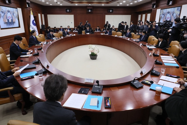 구윤철 부총리 겸 재정경제부 장관이 11일 서울 종로구 정부서울청사에서 열린 비상경제장관회의에서 발언하고 있다. [연합뉴스]