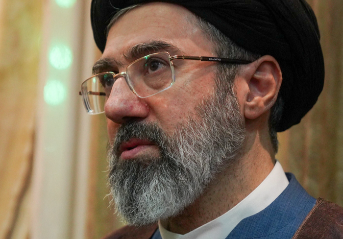 美 공습 영향… 모즈타바, 발 골절·얼굴엔 상처