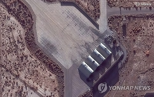 이스라엘군의 공습으로 완전히 부서지거나 지붕에 구멍이 난 이란 하타미 공군기지의 강화 격납고. [AP=연합뉴스]