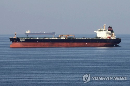호르무즈 해협 통과하는 유조선 [로이터=연합뉴스]