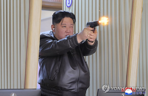 北, ‘김정은 부녀’ 가죽재킷 입고 총 쏘는 사진 공개…군수공장 시찰