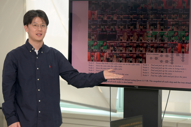 계층적 AI 에이전트 'ReAcTree'(리액트리)에 대해 소개하는 ETRI 연구진. ETRI 제공.
