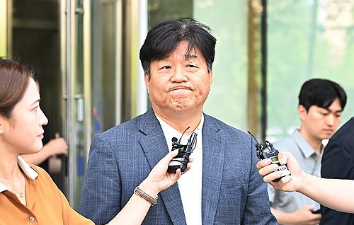 딸 명의 편법대출 및 재산축소·페이스북 허위사실 글 게시 등 혐의로 기소된 더불어민주당 양문석 의원이 지난해 7월 24일 경기도 수원시 영통구 수원고등법원에서 열린 항소심 선고공판을 마치고 나오고 있다. [사진공동취재단]