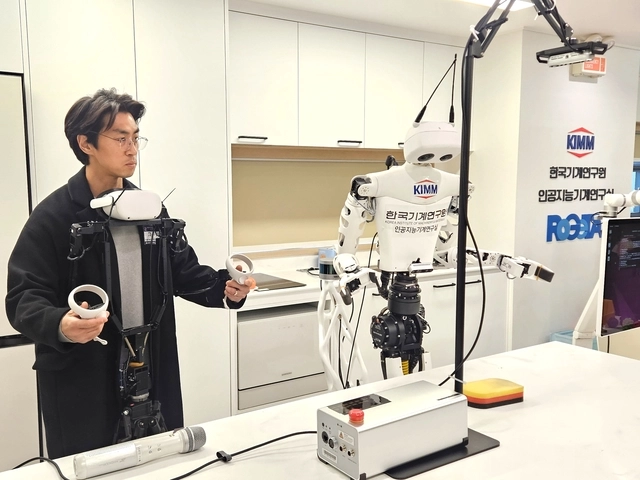 연구자의 지시에 따라 AI작업 로봇이 움직이고 있다. 사진=이준기기자.
