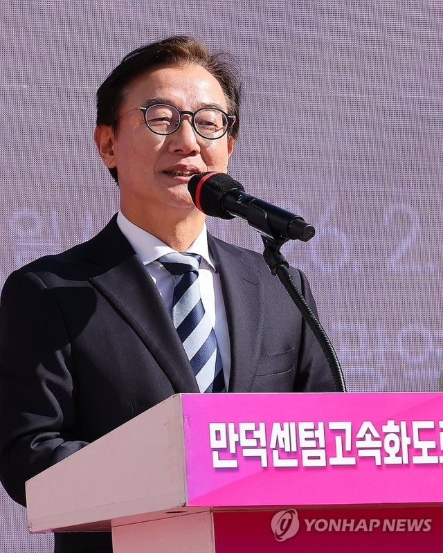 더불어민주당 전재수 의원이 지난달 9일 오후 부산 북구 IC에서 열린 만덕~센텀 고속화도로(대심도) 개통식에서 축사하고 있다. 연합뉴스