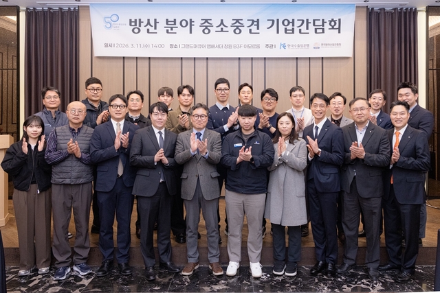 김재경(왼쪽 세번째) 한국방위산업진흥회 경남지사장, 위찬정(왼쪽 다섯번째) 한국수출입은행 부행장 등 참석자들이 지난 11일 경남 창원에서 열린 ‘방산 분야 중소중견 기업간담회’에서 기념 촬영을 하고 있다. [수출입은행 제공]