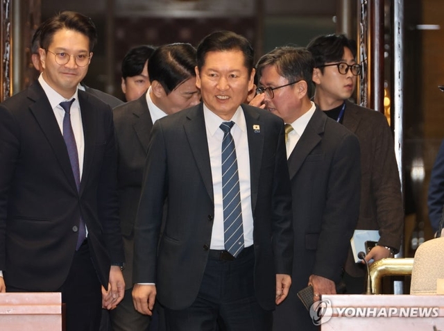 더불어민주당 정청래 대표가 12일 국회에서 열린 의원총회에 입장하고 있다. 연합뉴스
