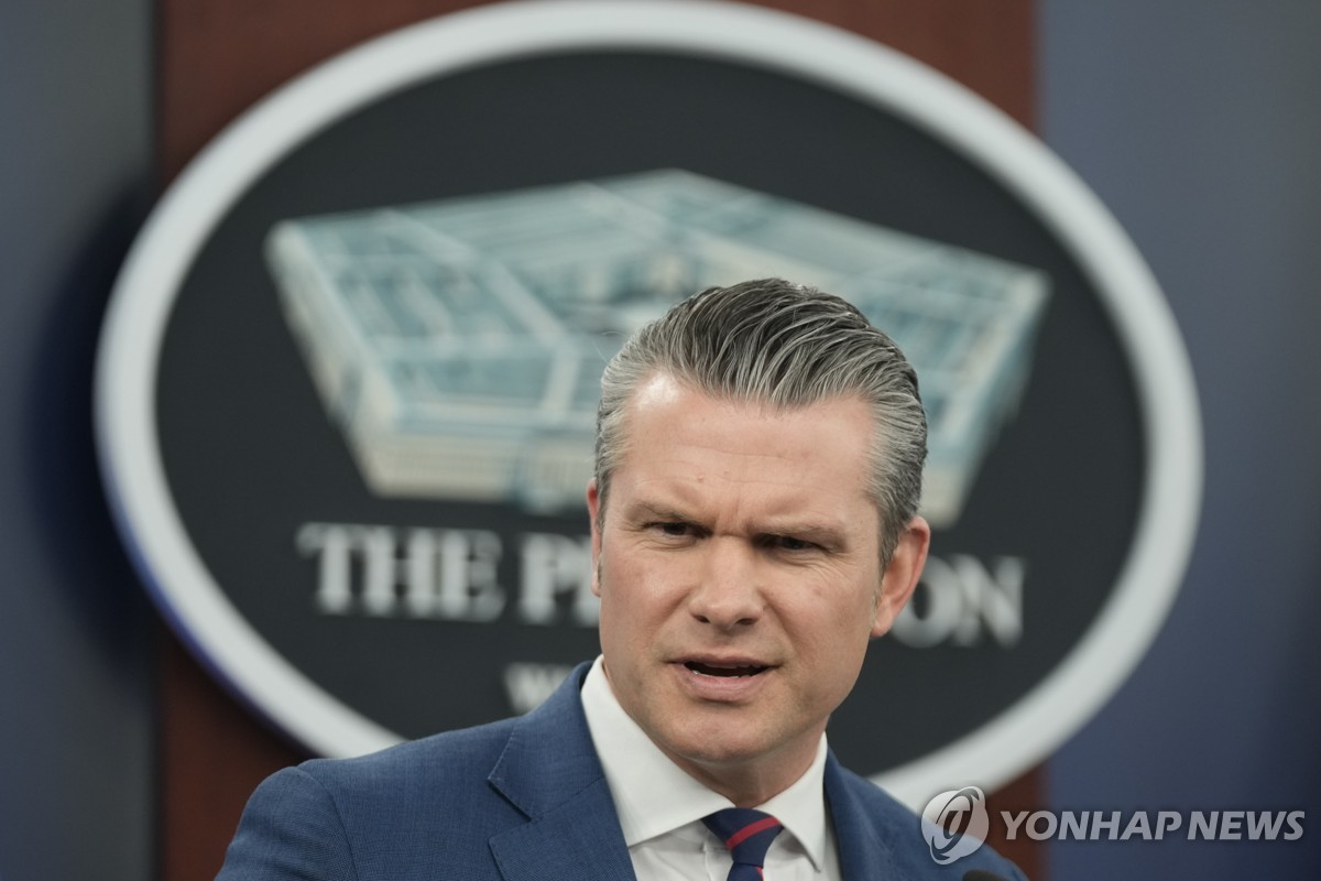 “내 실물 매력 못담아” 사진기자 브리핑 참석 막은 美 국방부 장관