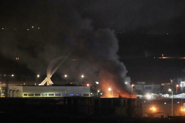 이란의 공격으로 이라크 에르빌 공항에서 11일(현지시간) 검은 연기가 솟아오르고 있다. AP 연합뉴스