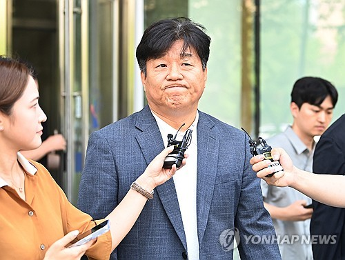 딸 명의 편법대출 및 재산축소·페이스북 허위사실 글 게시 등 혐의로 기소된 더불어민주당 양문석 의원이 지난해 7월 24일 경기도 수원시 영통구 수원고등법원에서 열린 항소심 선고공판을 마치고 나오고 있다. [사진공동취재단=연합뉴스]