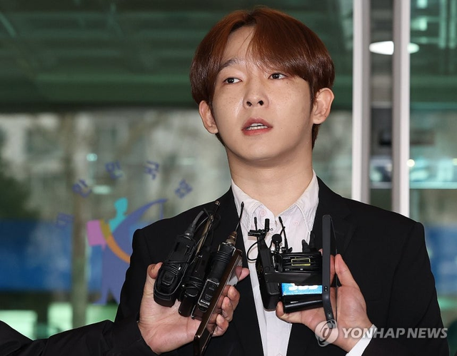 취재진 질문에 답하는 남태현. 연합뉴스