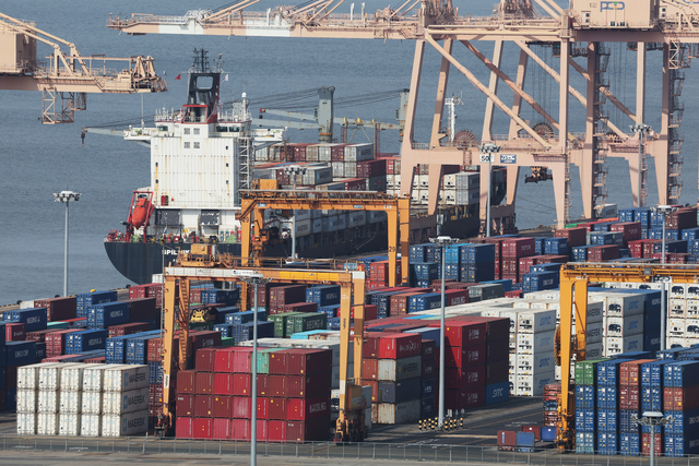 지난 1일 경기도 평택항에 컨테이너가 쌓여있는 모습. [연합뉴스]