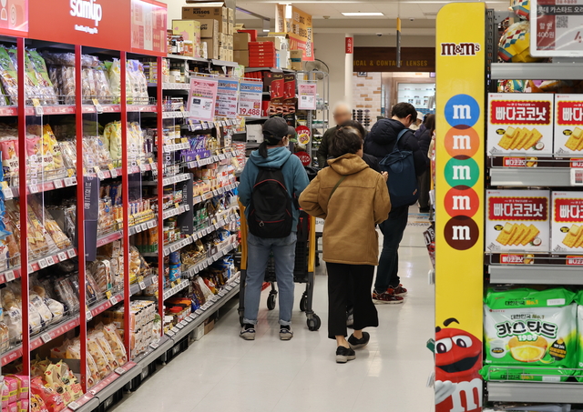 지난 6일 서울의 한 대형마트에서 시민들이 장을 보고 있다. [연합뉴스]