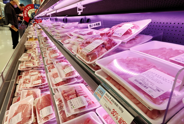 지난 6일 서울의 한 대형마트에서 시민들이 장을 보고 있다. [연합뉴스]