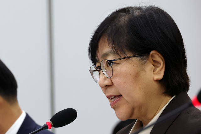 정은경 보건복지부 장관이 10일 국회에서 열린 보건복지위원회 전체회의에서 의원 질의에 답변하고 있다. [연합뉴스]
