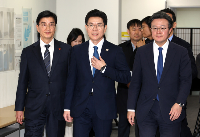 더불어민주당 서울시장 예비후보인 정원오 전 성동구청장이 11일 국회 소통관을 찾아 국회 출입기자들과 인사하기 위해 입장하고 있다. [연합뉴스]