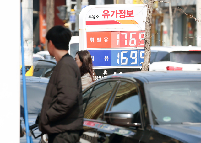 정부가 석유 최고가격제를 검토 중인 12일 서울 노원구 한 주유소에 가격 안내판이 놓여 있다. [연합뉴스]