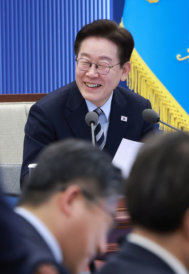이재명 대통령이 12일 청와대에서 열린 수석보좌관회의에서 발언하고 있다. 연합뉴스
