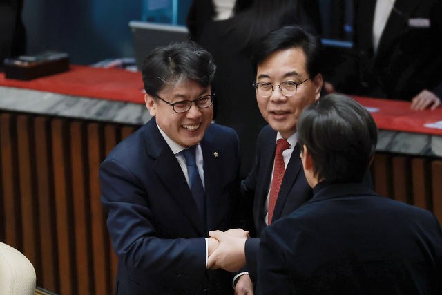 진성준 더불어민주당 의원이 12일 국회에서 열린 3월 임시국회 본회의에서 예산결산특별위원장 보궐선거 투표를 마치고 국민의힘 송언석 원내대표·박수민 의원과 인사하고 있다. 이날 투표 결과로 진 의원이 예산결산특별위원장에 선출됐다. [연합뉴스]
