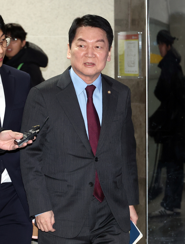 안철수 국민의힘 의원이 지난 1월20일 서울 국회 의원회관에서 열린 초재선모임인 ‘대안과미래’ 간담회에 참석하기 위해 입장하고 있다. 연합뉴스