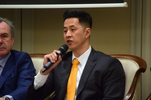 임경욱 한화에어로스페이스 루마니아 법인장이 지난 10일(현지시간) 루마니아 부쿠레슈티서 열린 루마니아 국제 안보·방산 콘퍼런스인 ‘Defense Romania Security Dialogue 2026’에 참석해 방산 전략을 발표하고 있다. 한화에어로스페이스 루마니아 SNS 갈무리